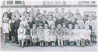 Лемпи и Арви Кииски с учениками перед зданием школы в 1938 году