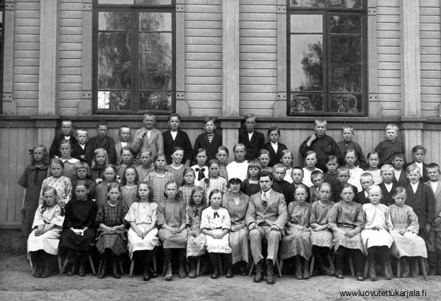 Учительская пара Марттиля и ученики школы Салитсанранта весной 1935 года